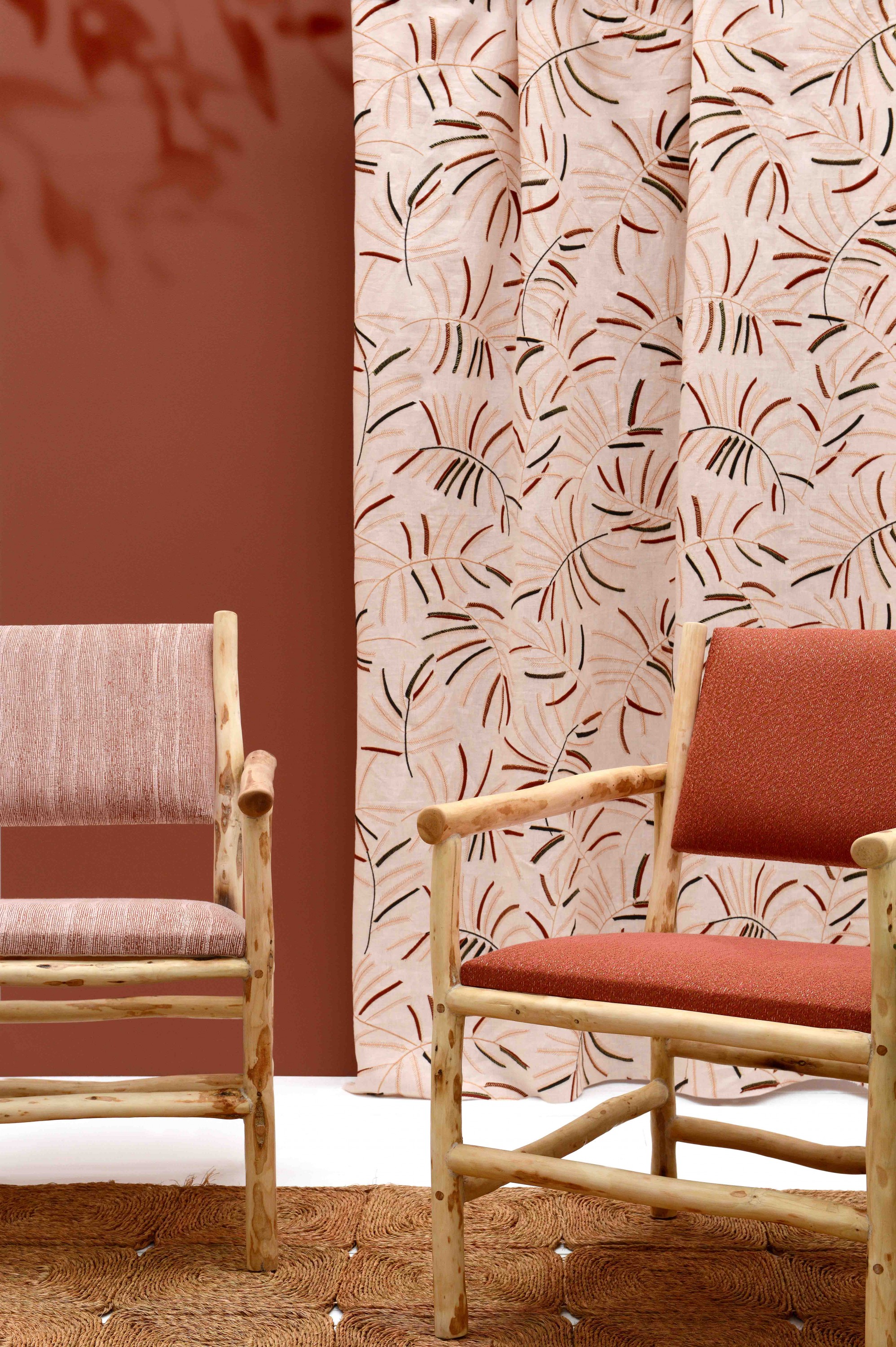 Fauteuil "Ould", Tinja. Tapis "Rectangulaire Tabac", Danyé