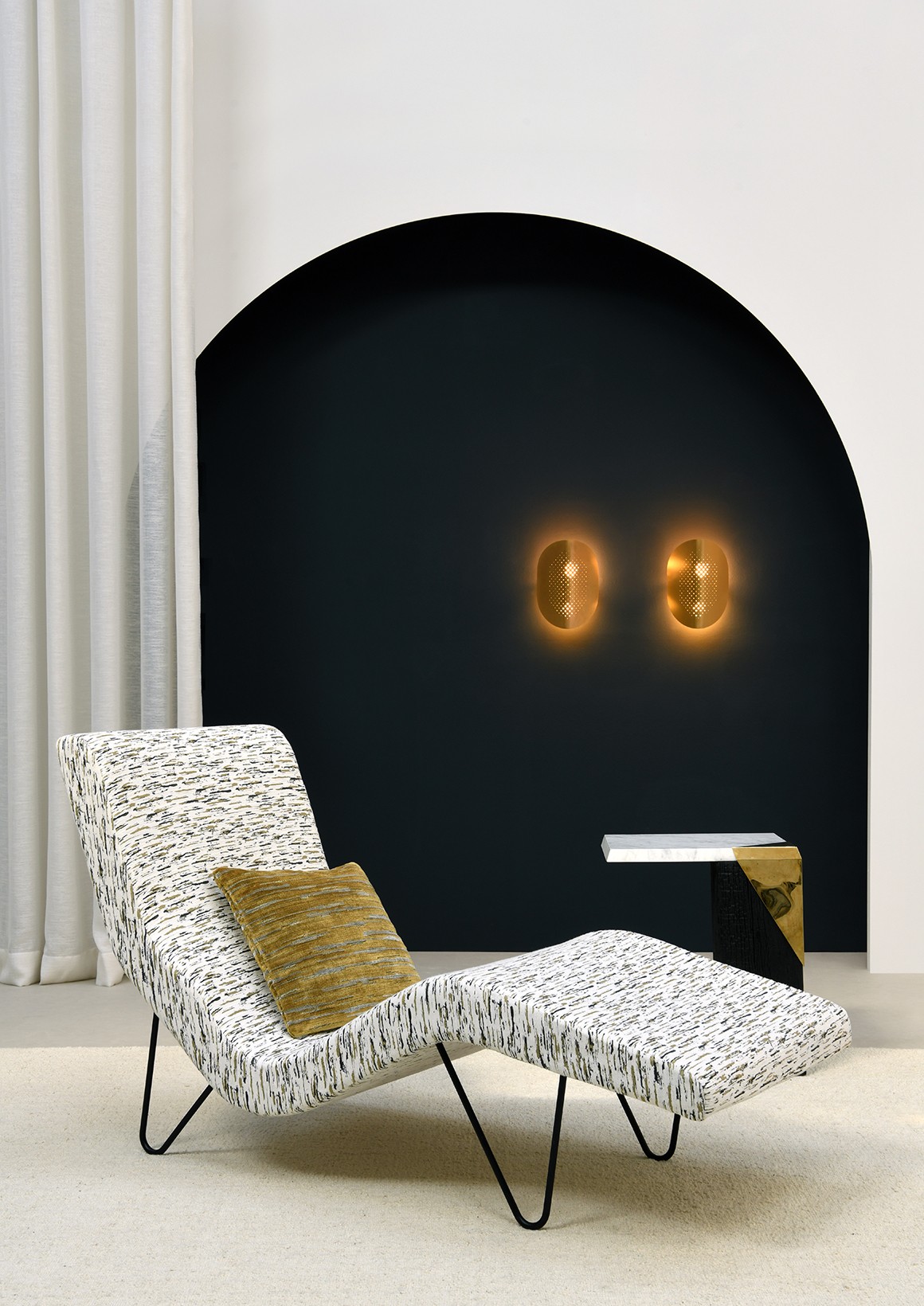 Fauteuil "MGM chaise longue",  Gubi. Applique "Moon SB26, S; Accoceberry & B. Cecere