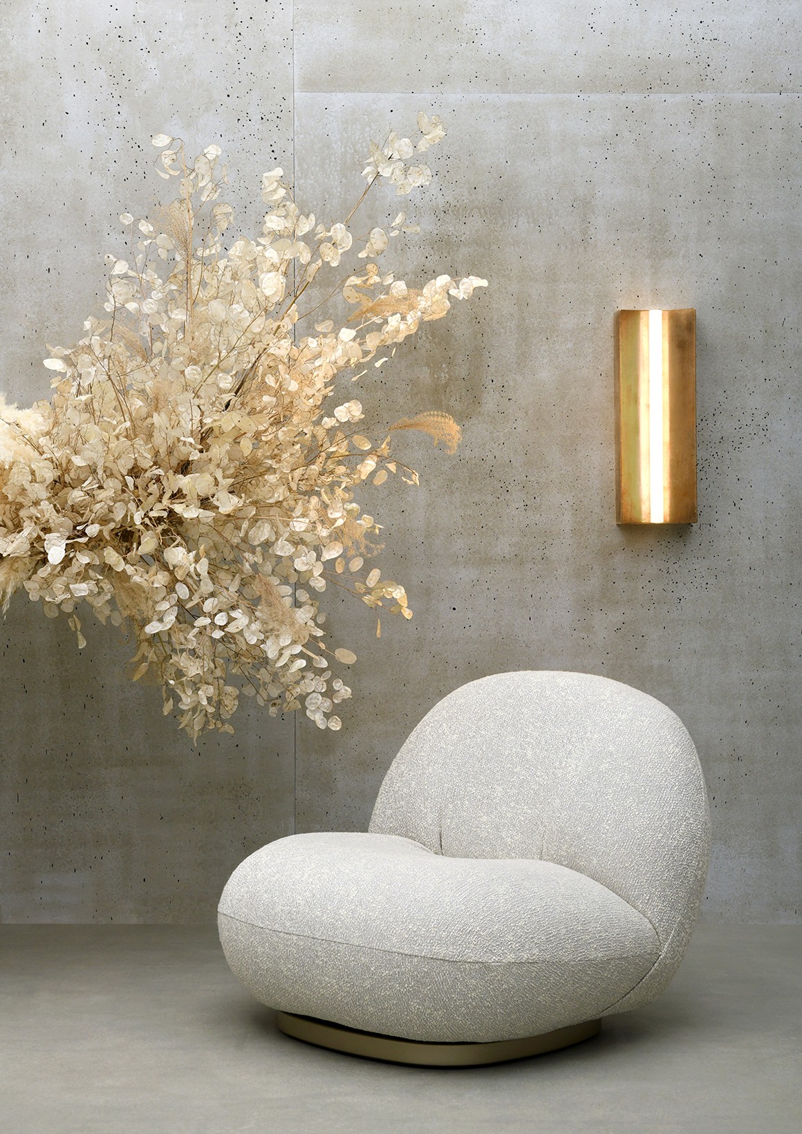 Applique "Longton", Volker Haug. Fauteuil "Pacha", Gubi