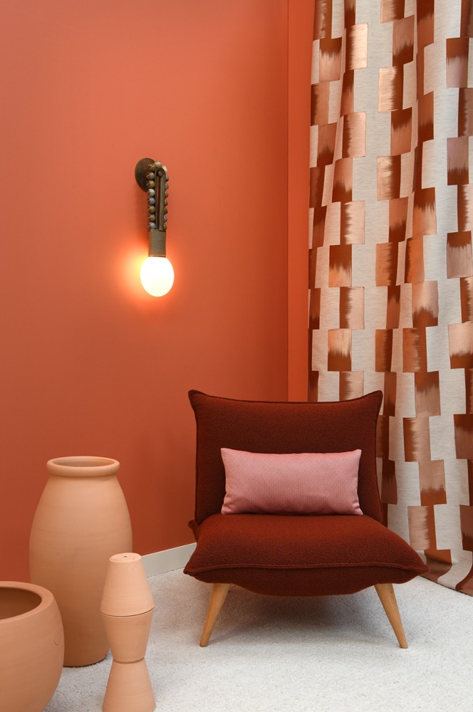Fauteuil "Bô M" Hashtag Design Paris.  Applique "Talisman loop sconce" Apparatus, Triode Design.