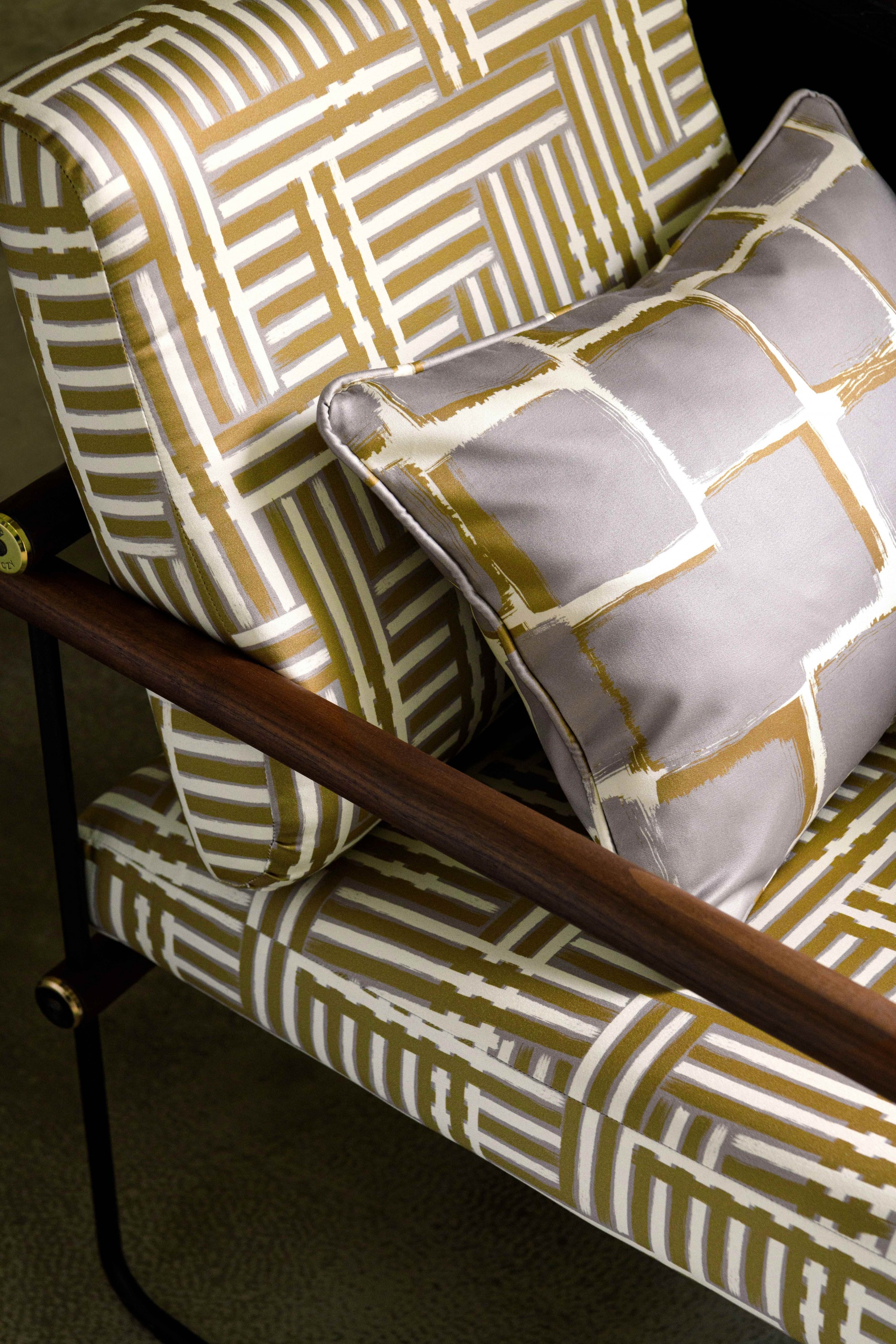 Fauteuil Audrey S12, GHYCZY tissu Nuances, col Tourterelle coussin tissu Palettes, col Tourterelle.