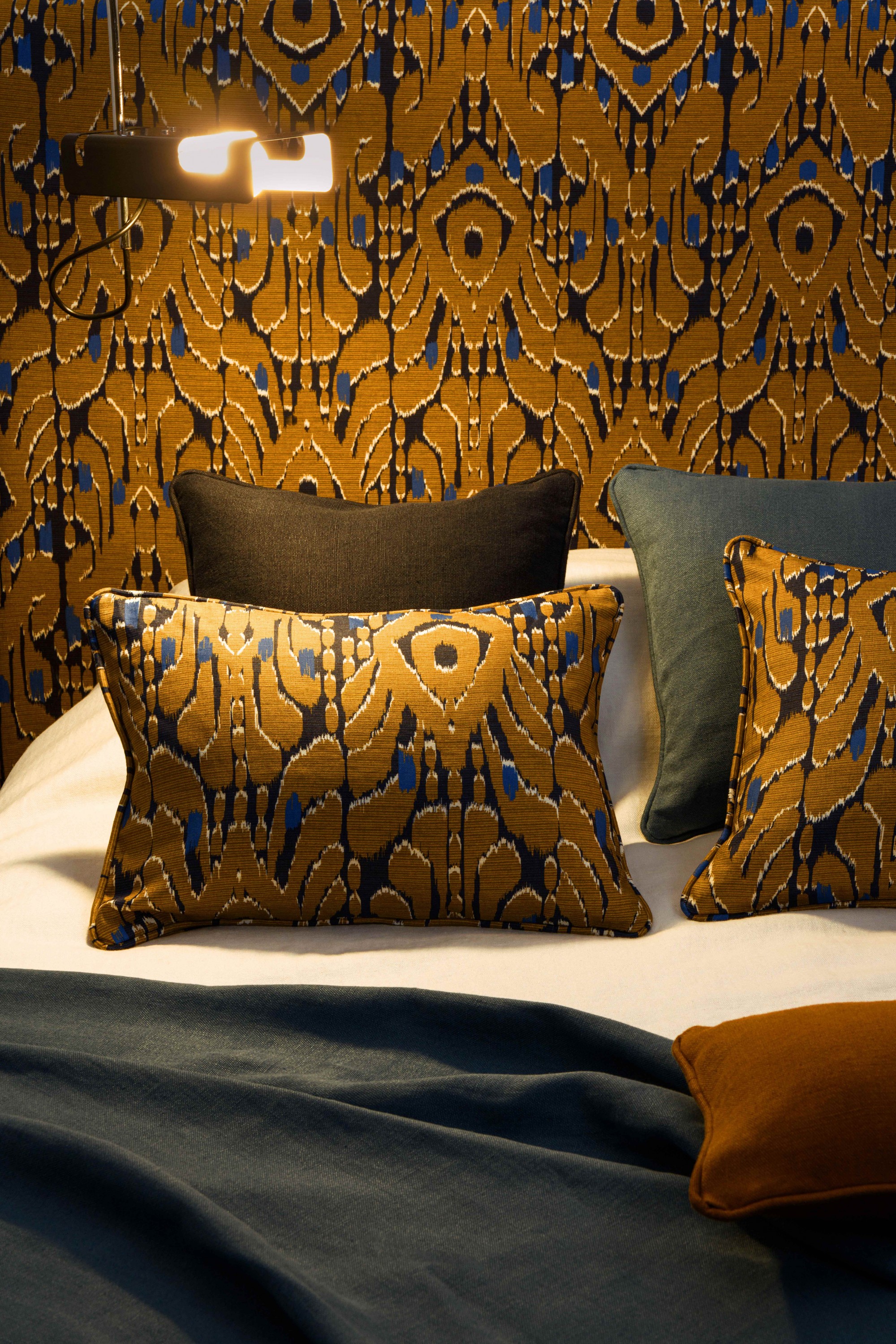 Tête de lit et coussins tissu Ikati, col Camel. Coussins Costa, col Marine, Ocre, Ocean.