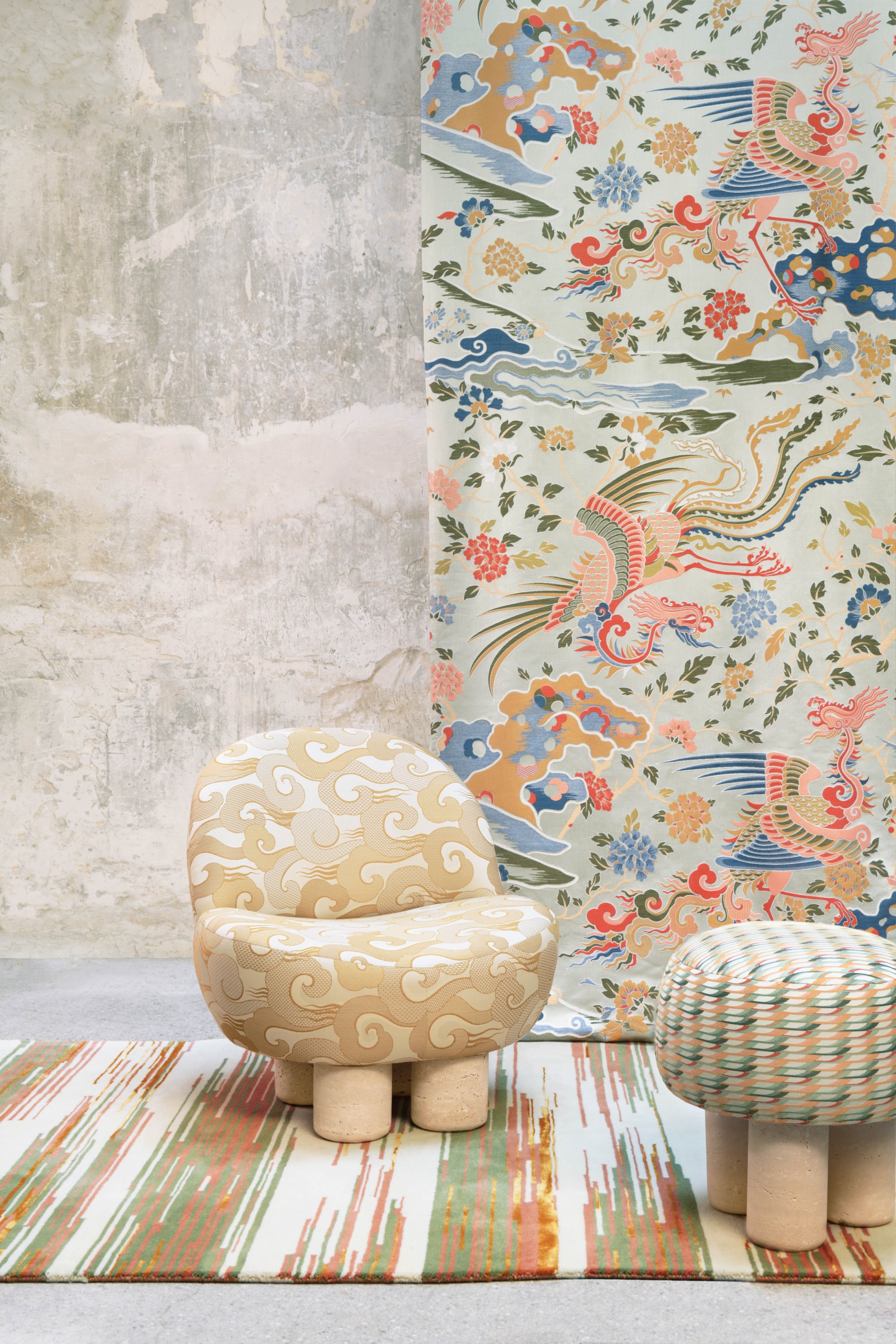 Rideau tissu Les Rêveries, col. Céladon. Fauteuil "Hygge Lounge" - Collector Group tissu Alizé col. Sable. Pouf "Hygge" - Collector Group, tissu Alula, col. Céladon. Tapis "Zig", col. Printemps.