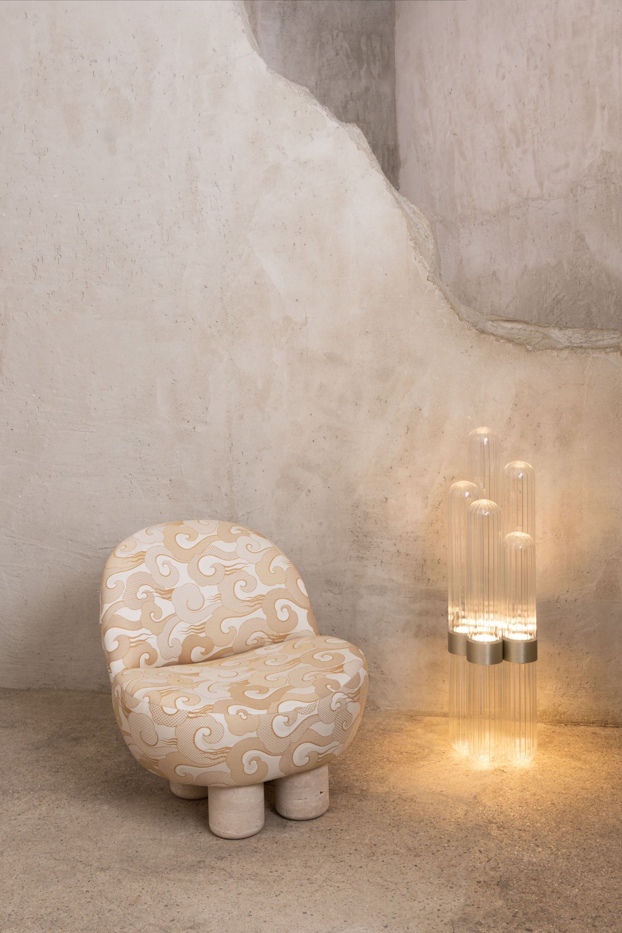Fauteuil "Hygge Lounge" - Collector Group tissu Alizé, col. Sable. Lampe "Cactus" - Ring Pulpo