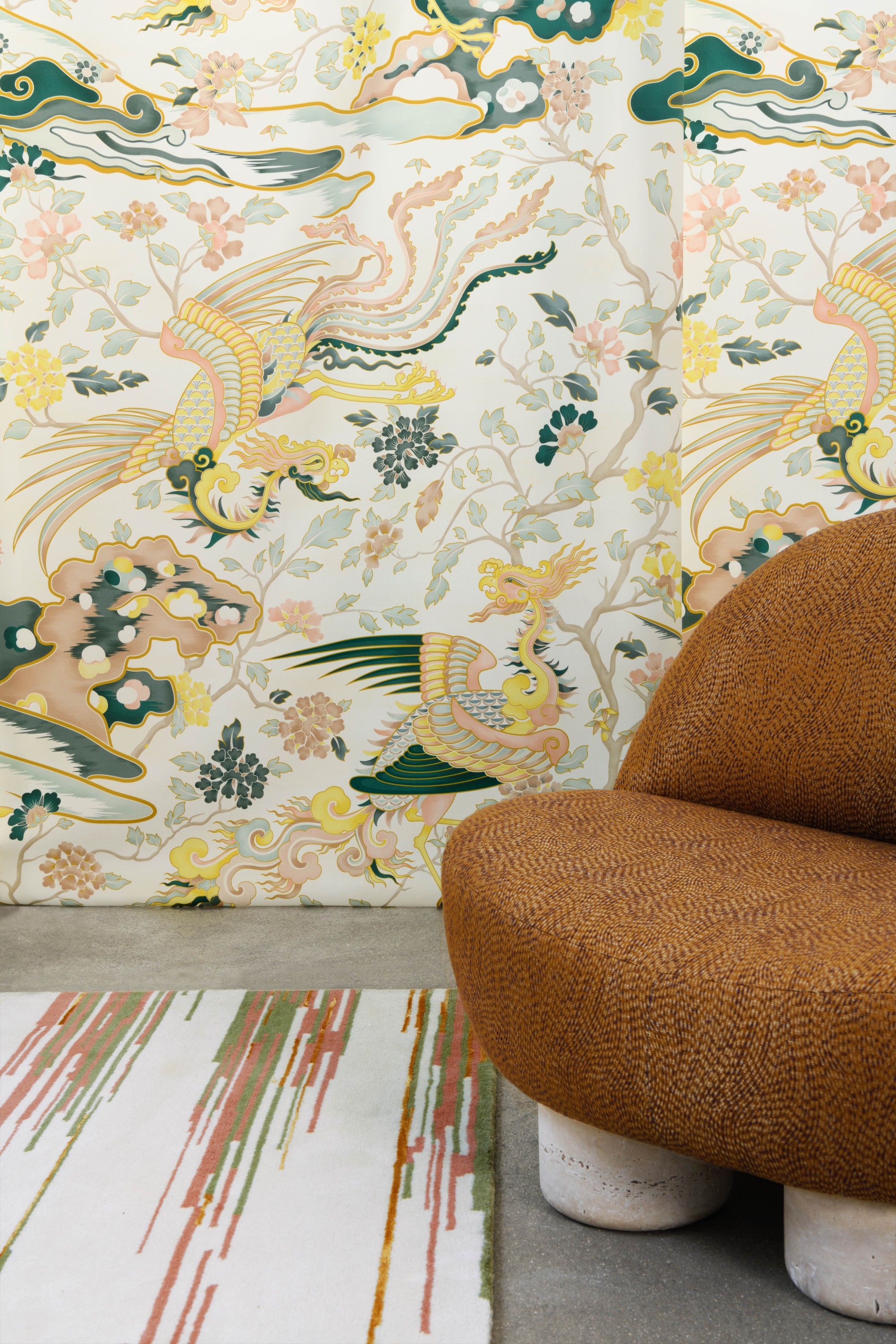 Rideaux tissu Les Songes, col. Poudré. Fauteuil "Hygge" - Collector Group tissu Kyrielle, col. Ambre. Tapis Lelièvre Zig, col. Printemps.