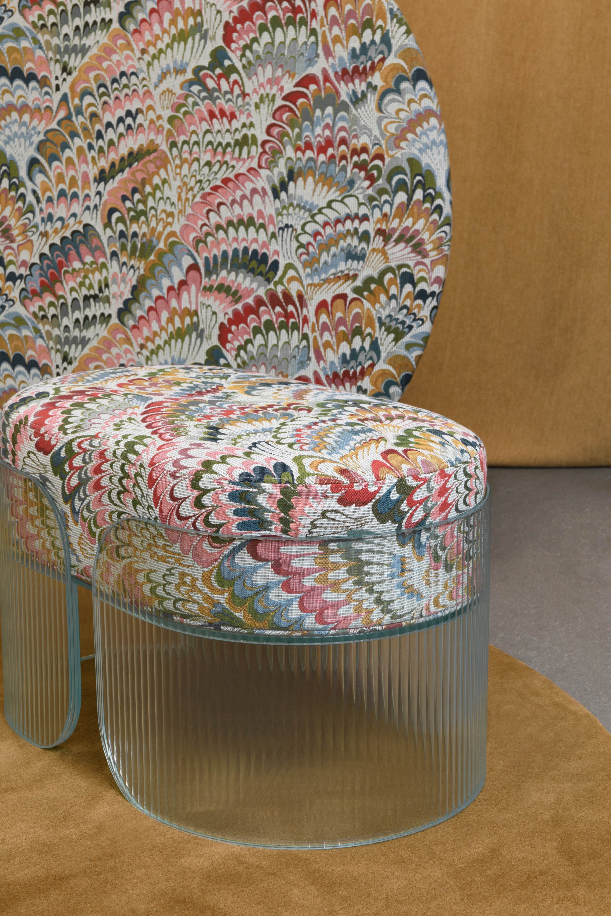Ottoman "Sublime" - Bina Baitel- Glass Variations tissu Divin, col. Céladon. Tableau rond en tissu Divin, col. Céladon. Tapis tufté en laine Lelièvre sur-mesure. Rideaux tissu Athéna, col. Bronze.