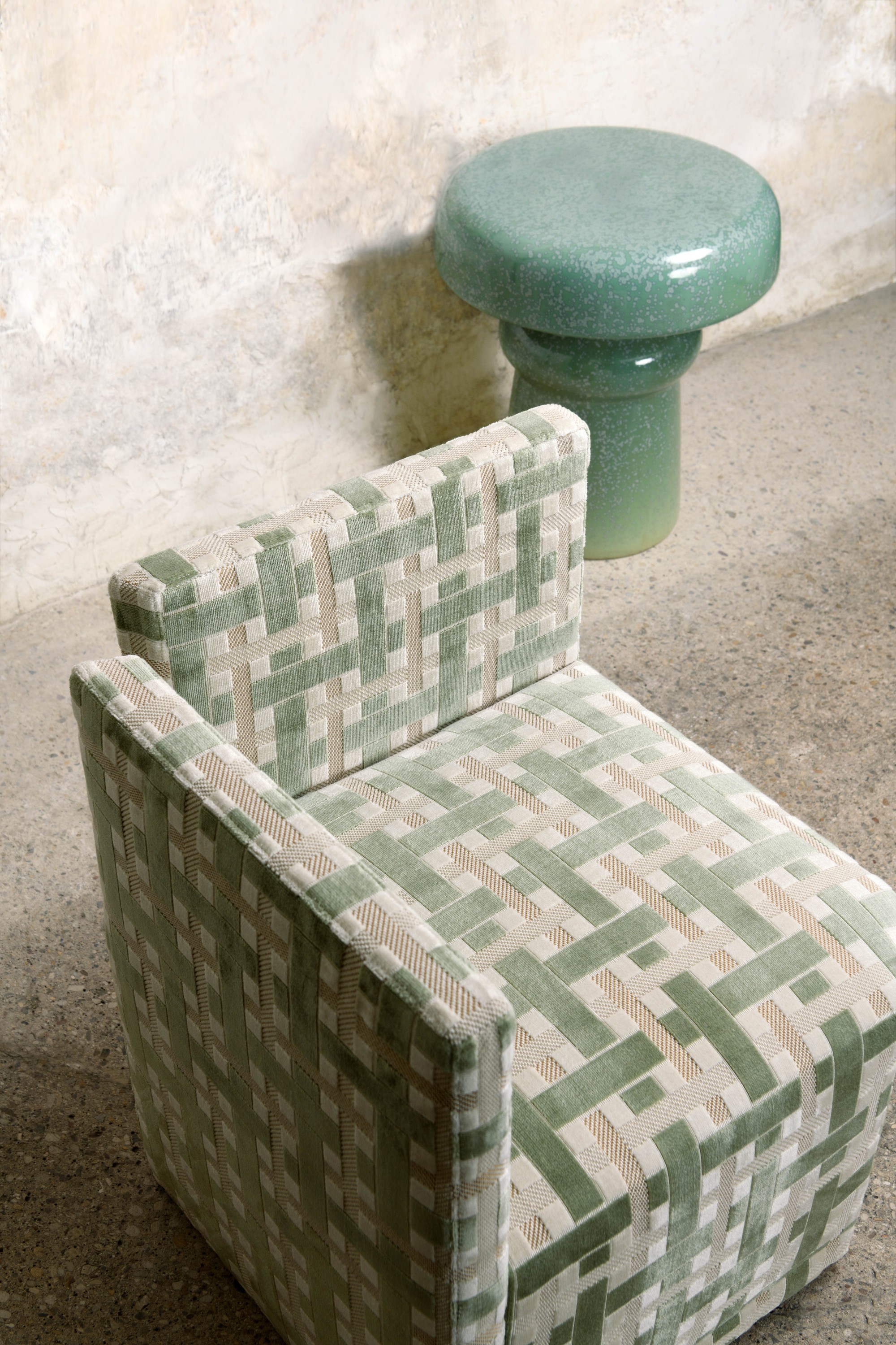 Fauteuil "Marta Sala" tissu Lacis, col. Céladon. Table d’appoint "Cèpes" - Emma Donnersberg – Galerie Gosserez.