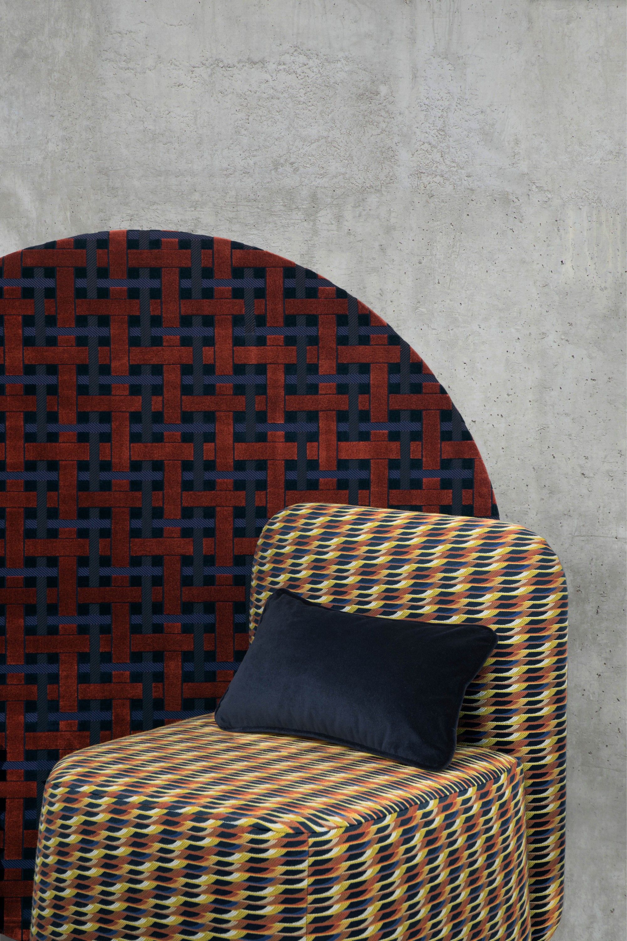 Tableau rond en tissu Lacis, col. Acajou. Fauteuil "Rubik S Mambo" - Unlimited Ideas tissu Alula, col. Indigo.