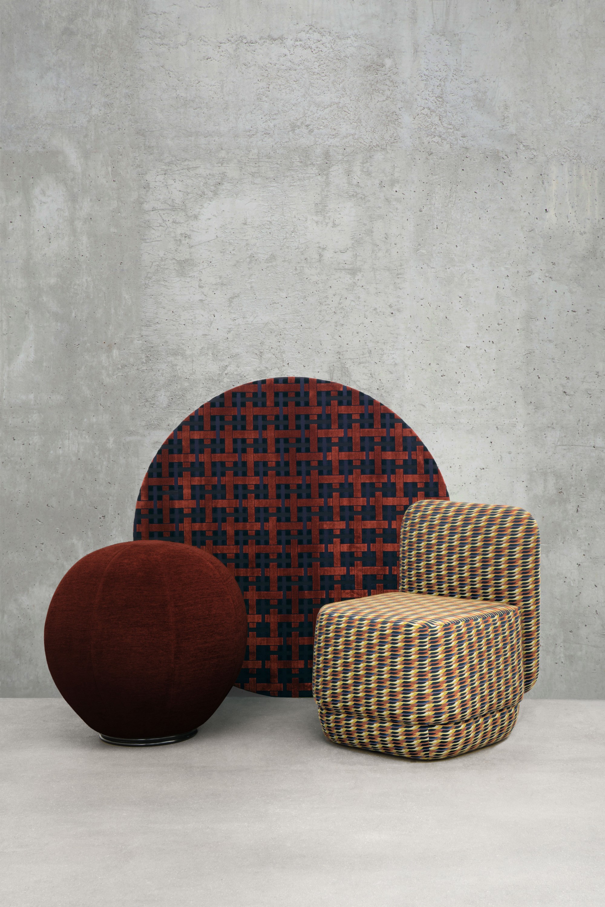 Pouf Place du Palais Royal Lelièvre tissu Athéna, col. Acajou. Tableau rond en tissu Lacis, col. Acajou. Fauteuil "Rubik S Mambo" - Unlimited Ideas tissu Alula, col. Indigo.