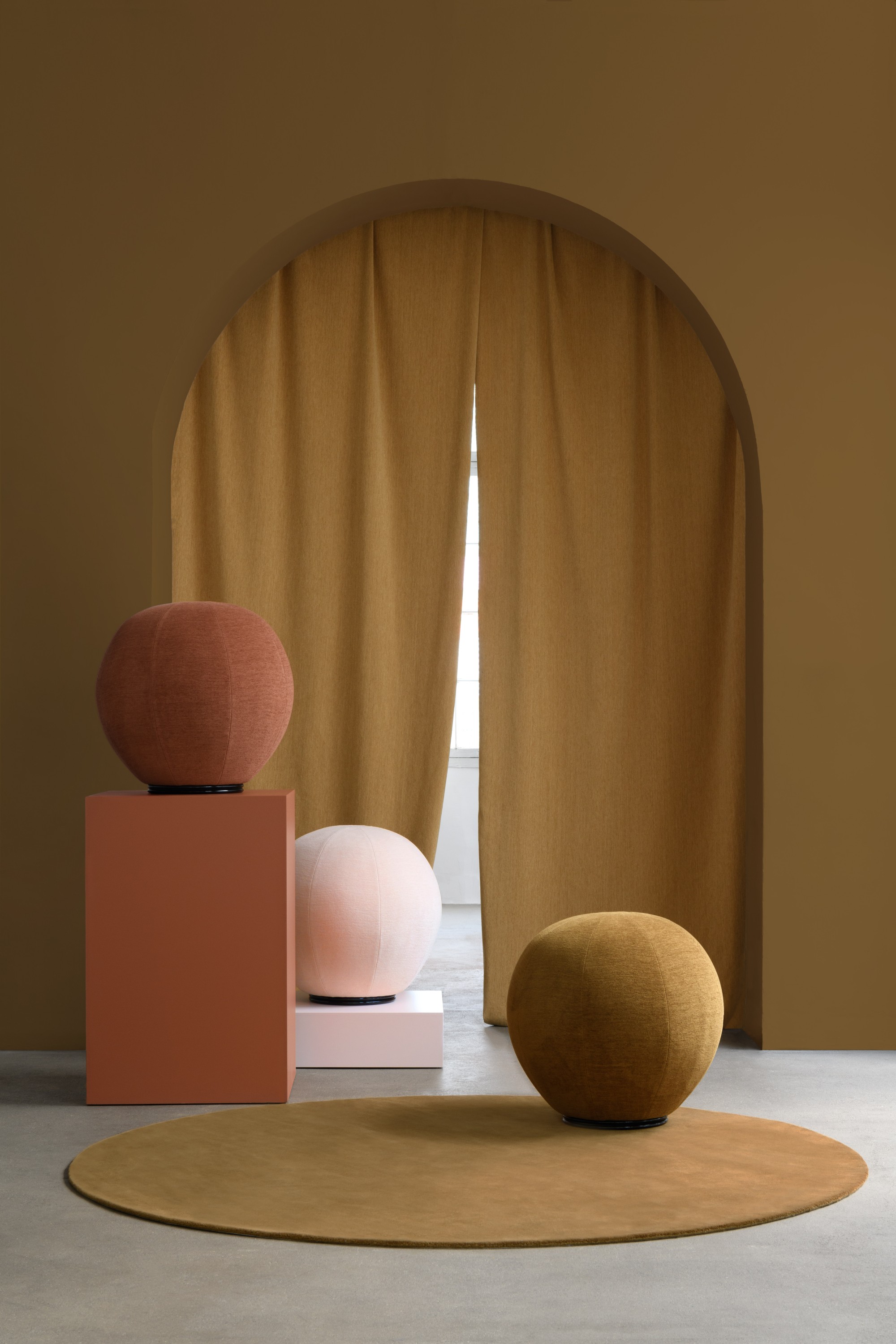 Poufs ronds Place du Palais Royal Lelièvre tissu Athéna, col. Terracotta, col. Poudre, col. Bronze. Rideaux tissu Athéna, col. Bronze. Tapis tufté en laine Lelièvre sur-mesure.