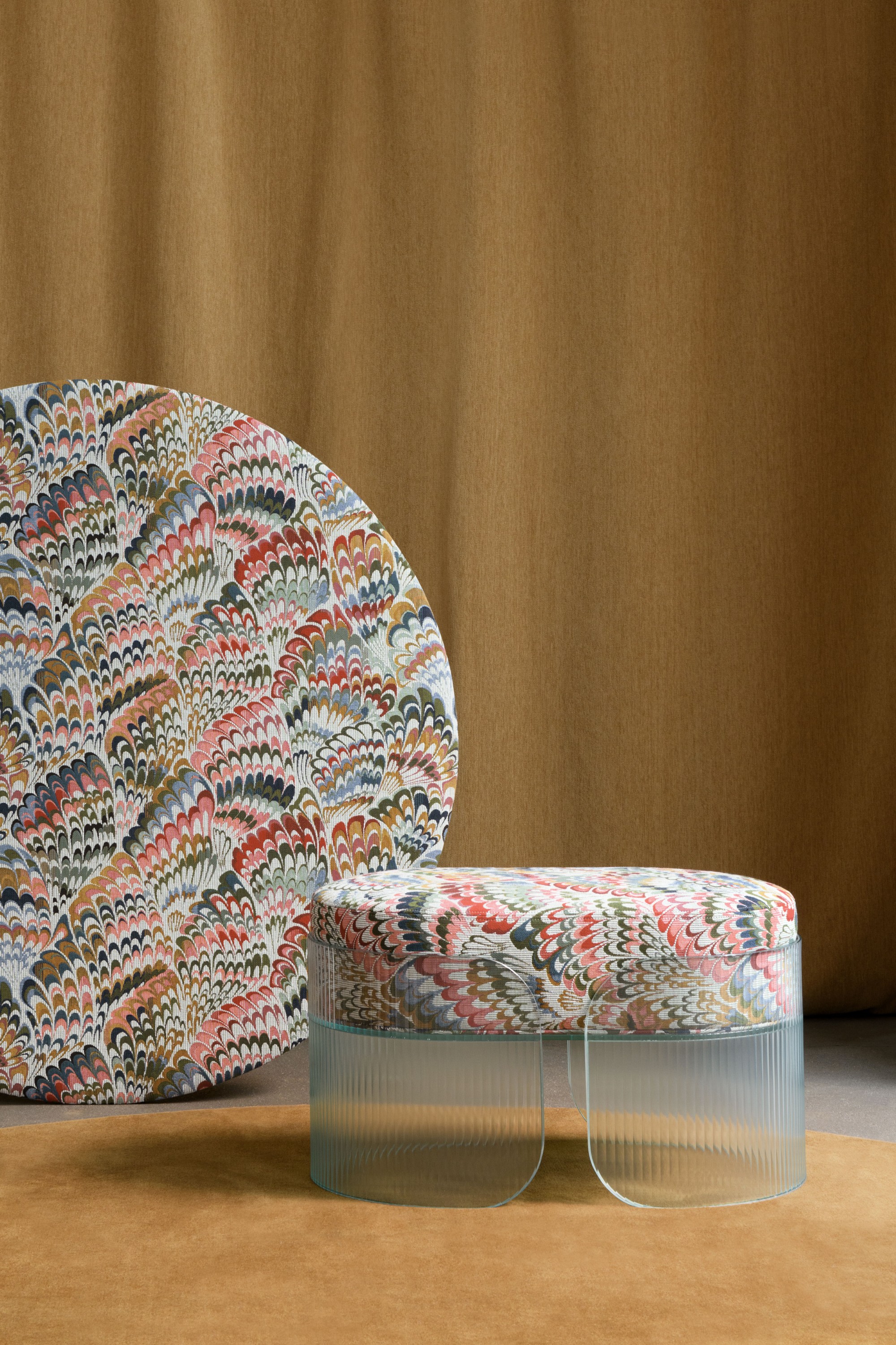 Ottoman "Sublime" - Bina Baitel- Glass Variations tissu Divin, col. Céladon. Tableau rond en tissu Divin, col. Céladon. Tapis tufté en laine Lelièvre sur-mesure. Rideaux tissu Athéna, col. Bronze.