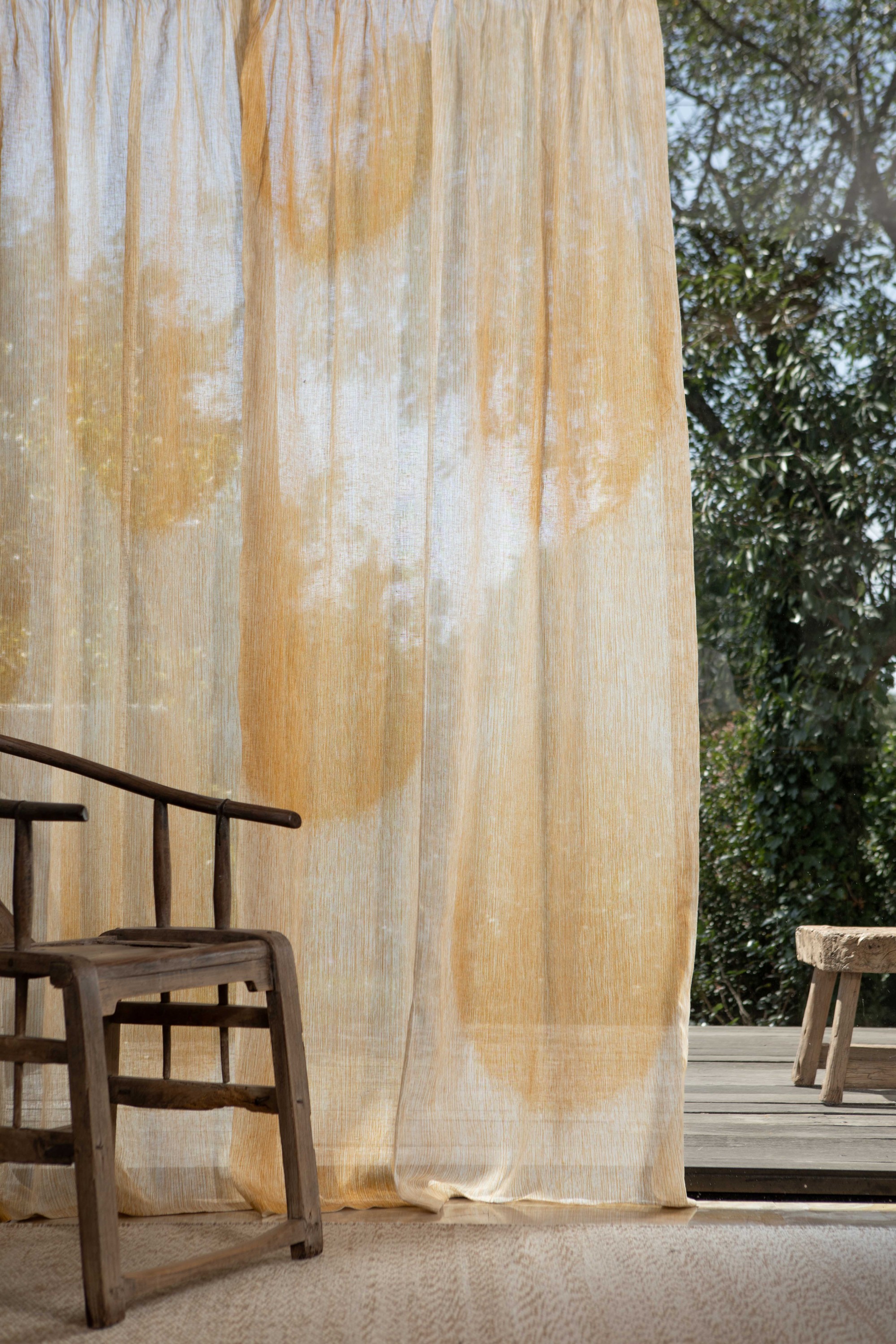 Rideau tissu OMBRAGE, col. Ocre. Tapis "SUREAU", col. Ecru.