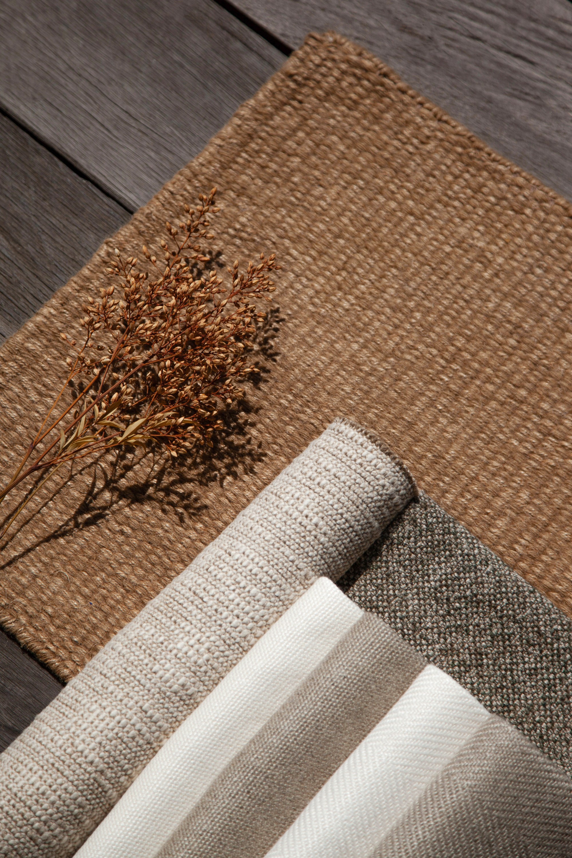 Tapis "SUREAU", col. Naturel. Tissus HETRE, col. Kaki; SORBIER, col. Ecru et Lin; FIGUIER, col. Ecru et Lin.