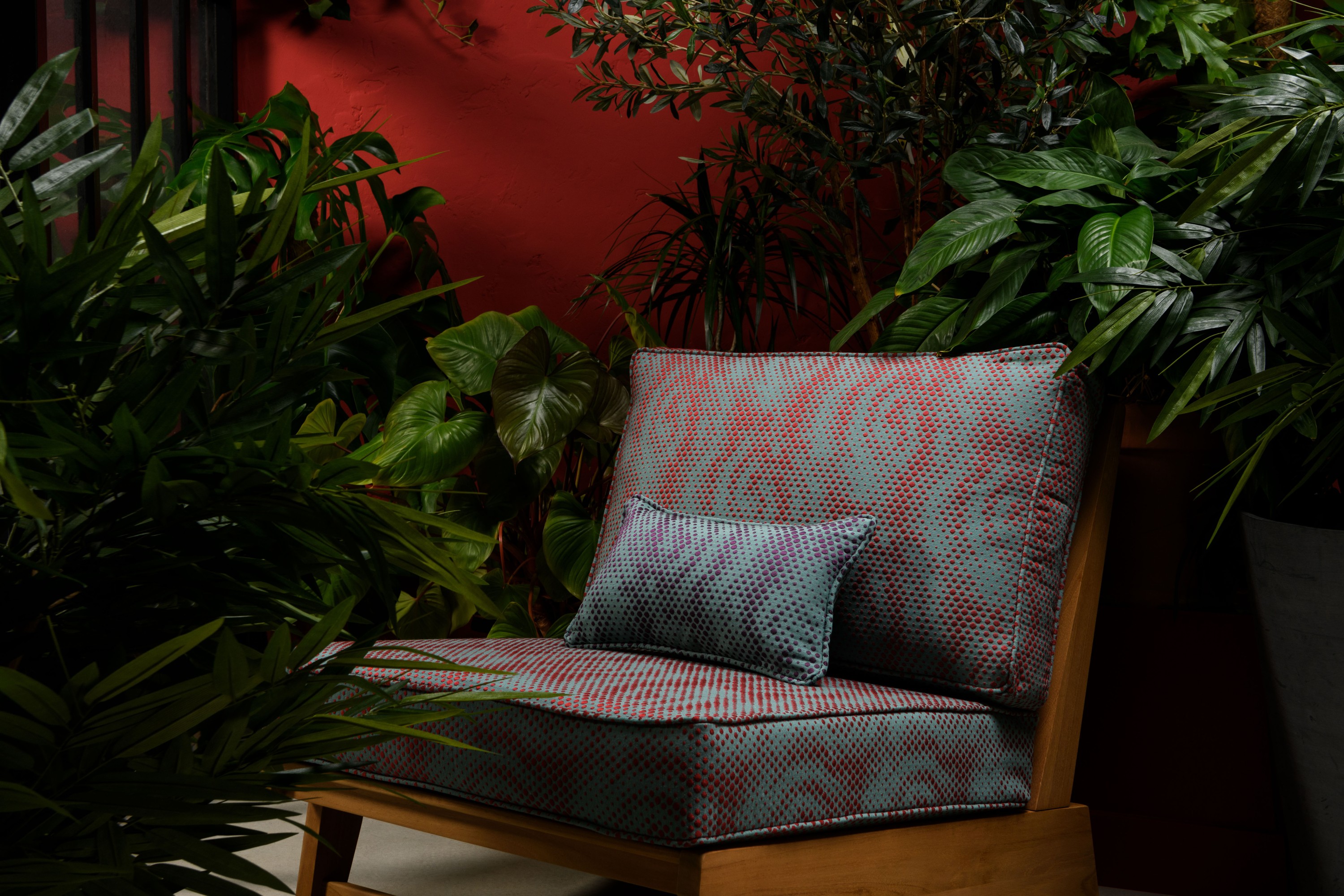 "Olia" armchair – Tikamoon, fabric TROIS D 3619, color Aqua rouge. Cushion, fabric TROIS D 3619, color Acqua prune.