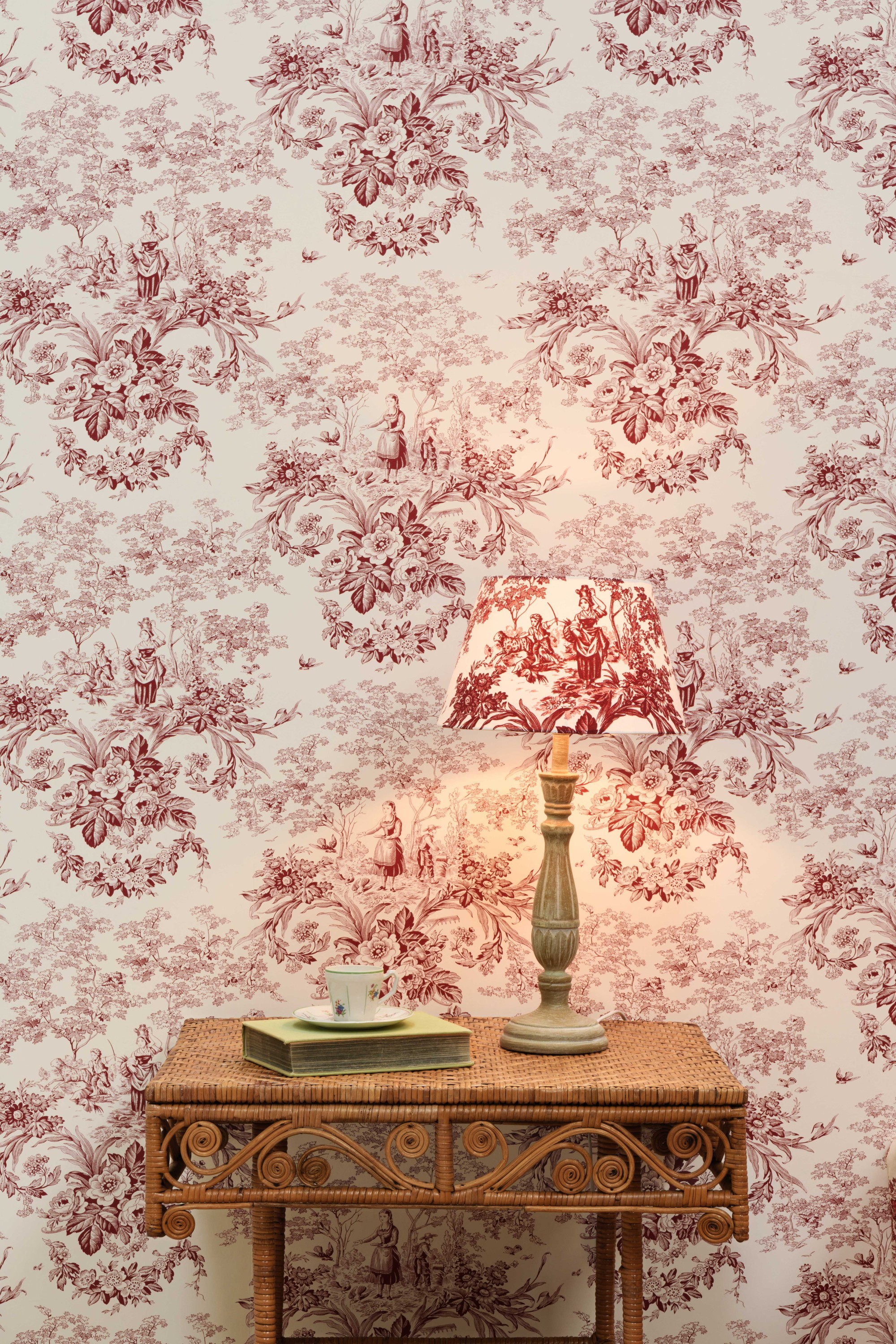 Papier peint Beaux Jours 6491, col. Grenat. Abat-jour tissu Belle Saison 4269, col. Grenat.