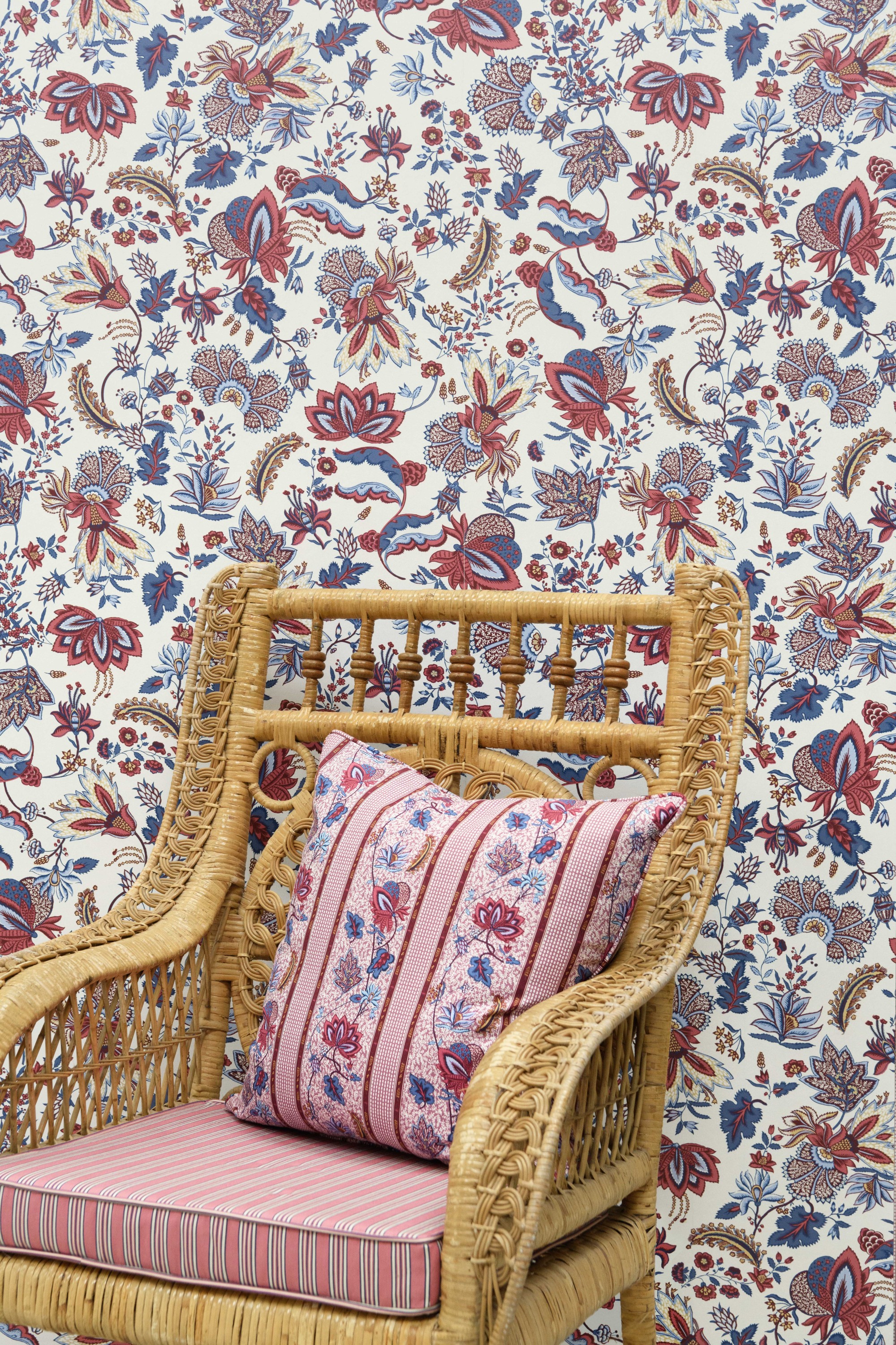 Fauteuil en rotin Galerie Vauclair. Coussin tissu Eglantine 4266, col. Griotte.