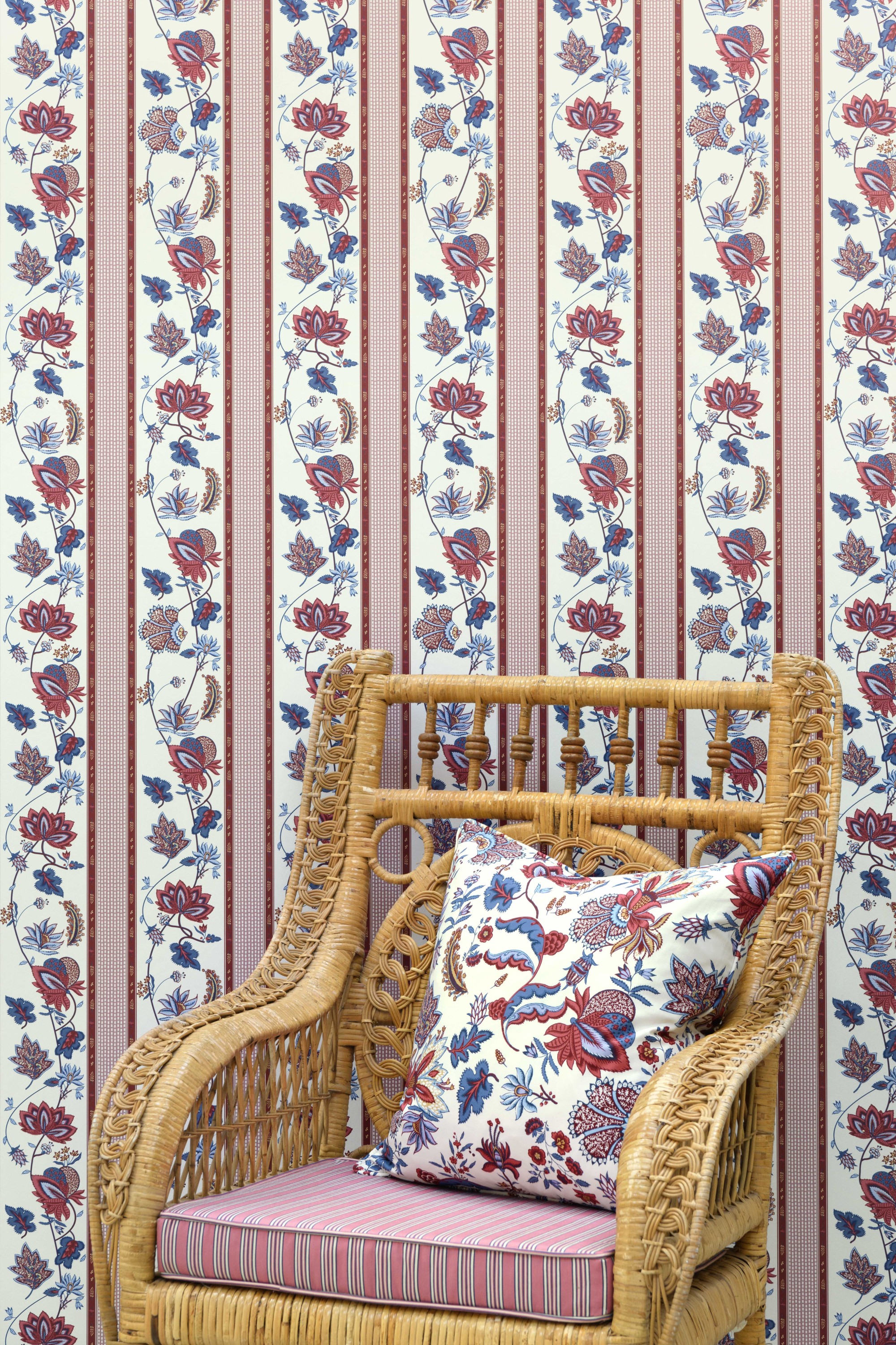 Papier peint Aglaé 6495, col. Griotte. Fauteuil en rotin Galerie Vauclair. Coussin tissu Eglantine 4266, col. Griotte.