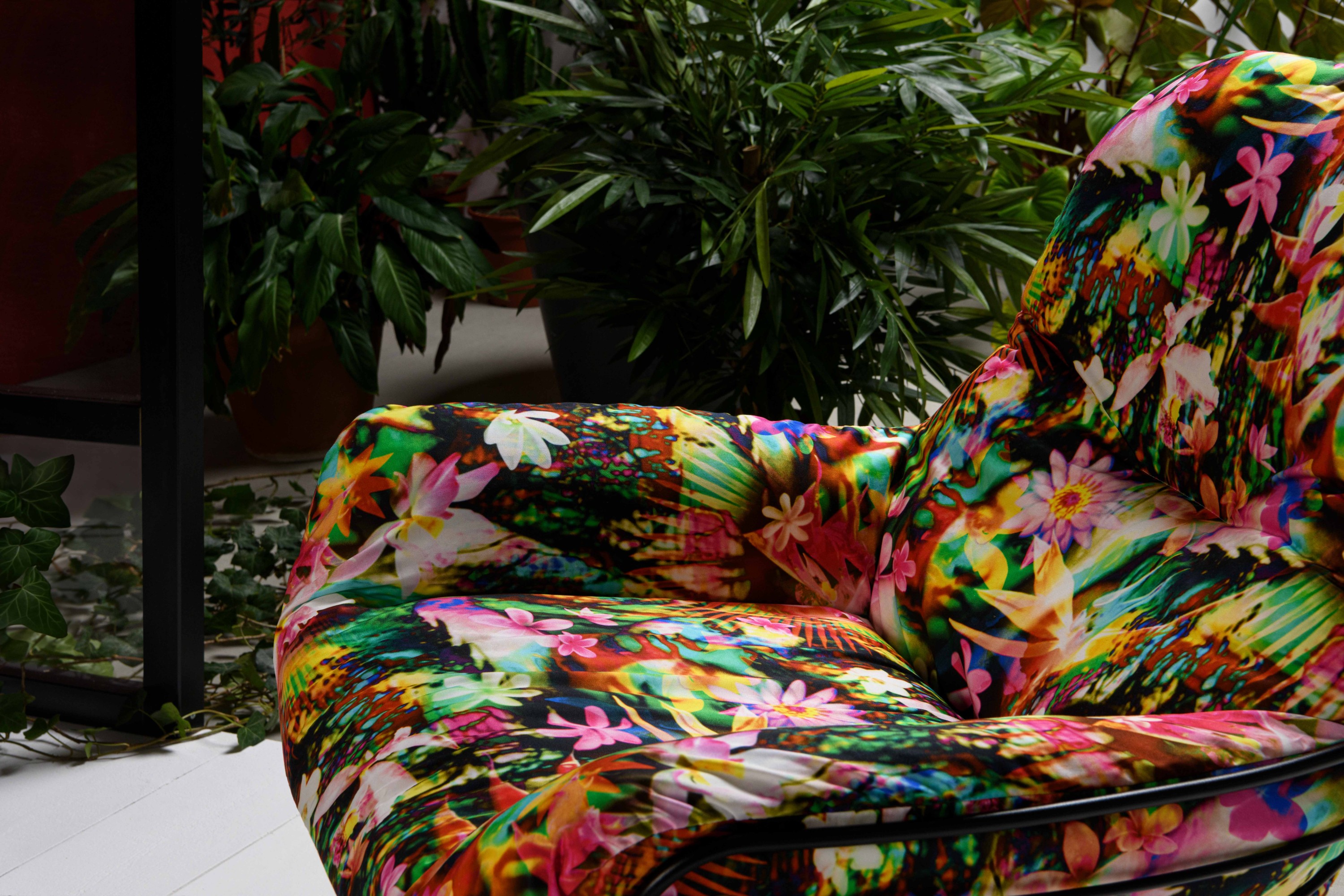 Fauteuil "Leyasol Lounge" et Ottoman – Freifrau, tissu Tahitiennes 3612, col. Multico.
