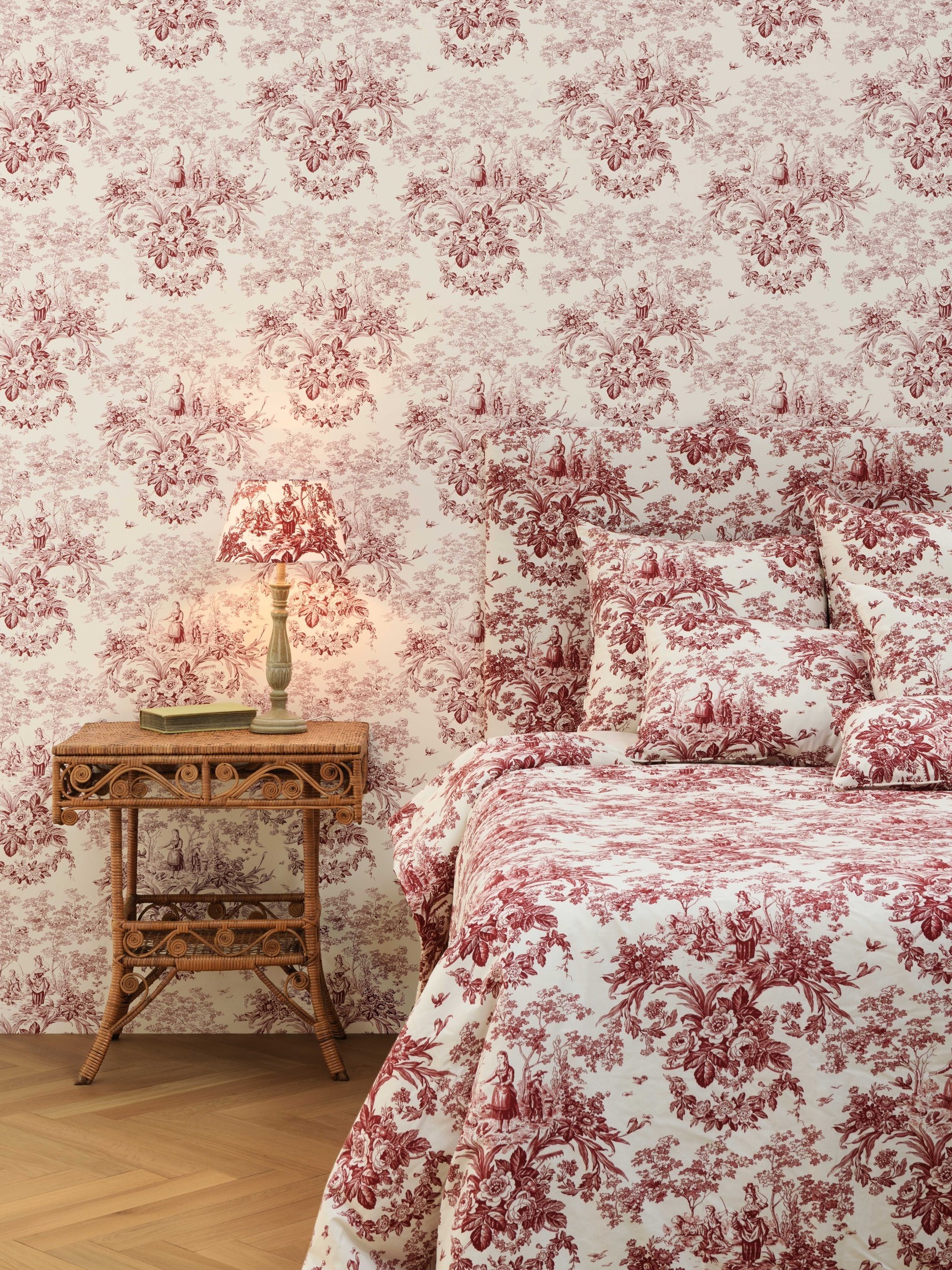 Papier peint Beaux Jours 6491, col. Grenat. Abat-jour tissu Belle Saison 4269, col. Grenat.