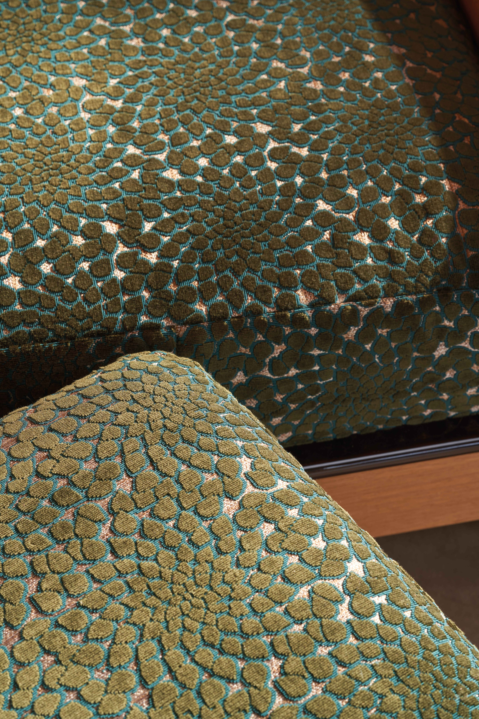 Fauteuil "Le Capitaine" et Ottoman "Le Sorbet" - Hauvette Madani tissu NÉNUPHAR 3238 col. cèdre.