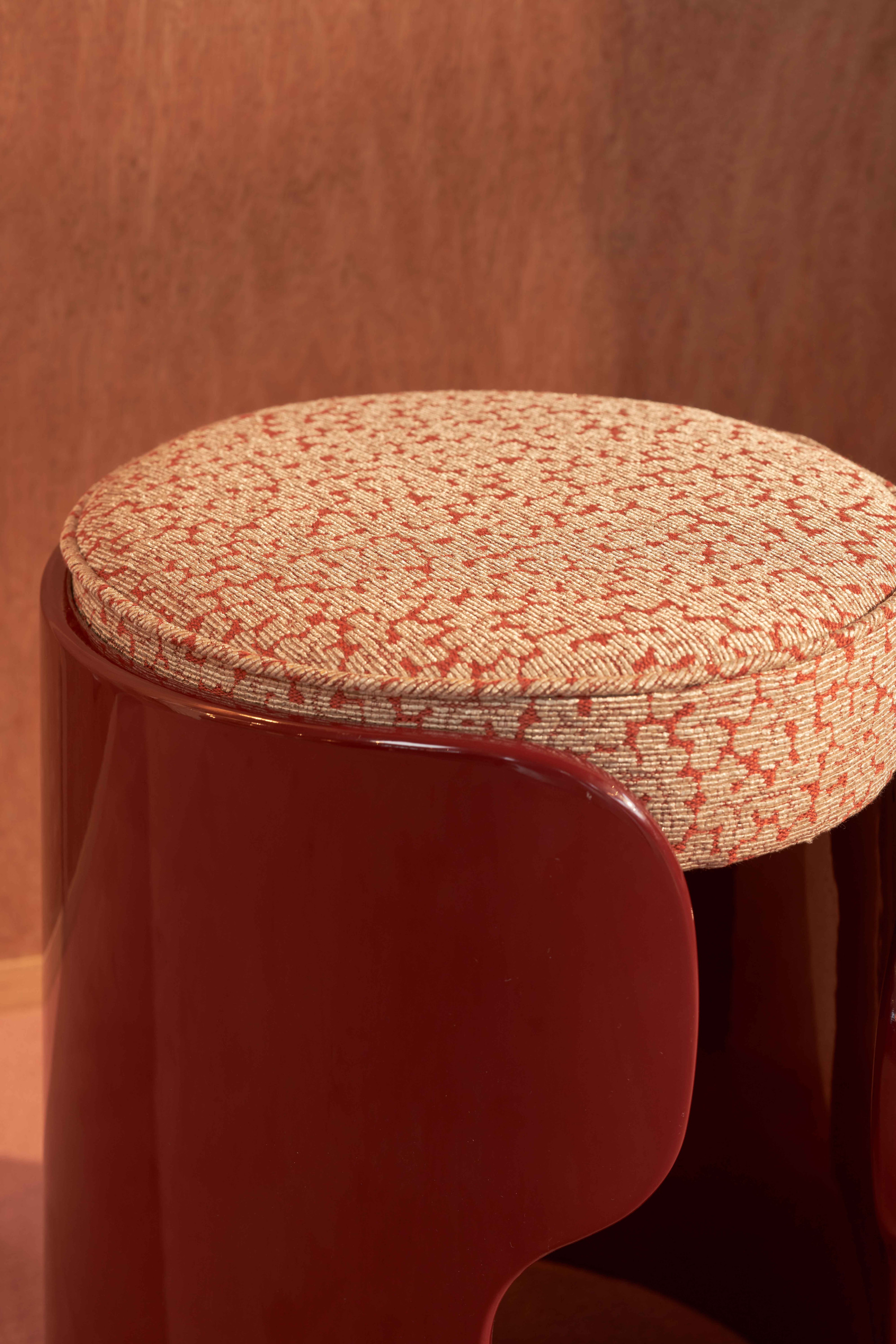 Tabouret "Primo" - Léa Zeroil, tissu CORAUX 3237 col. Sienne, banc - Galerie Vivienne | Lelièvre Paris tissu TERRA 3232 col. Printemps.