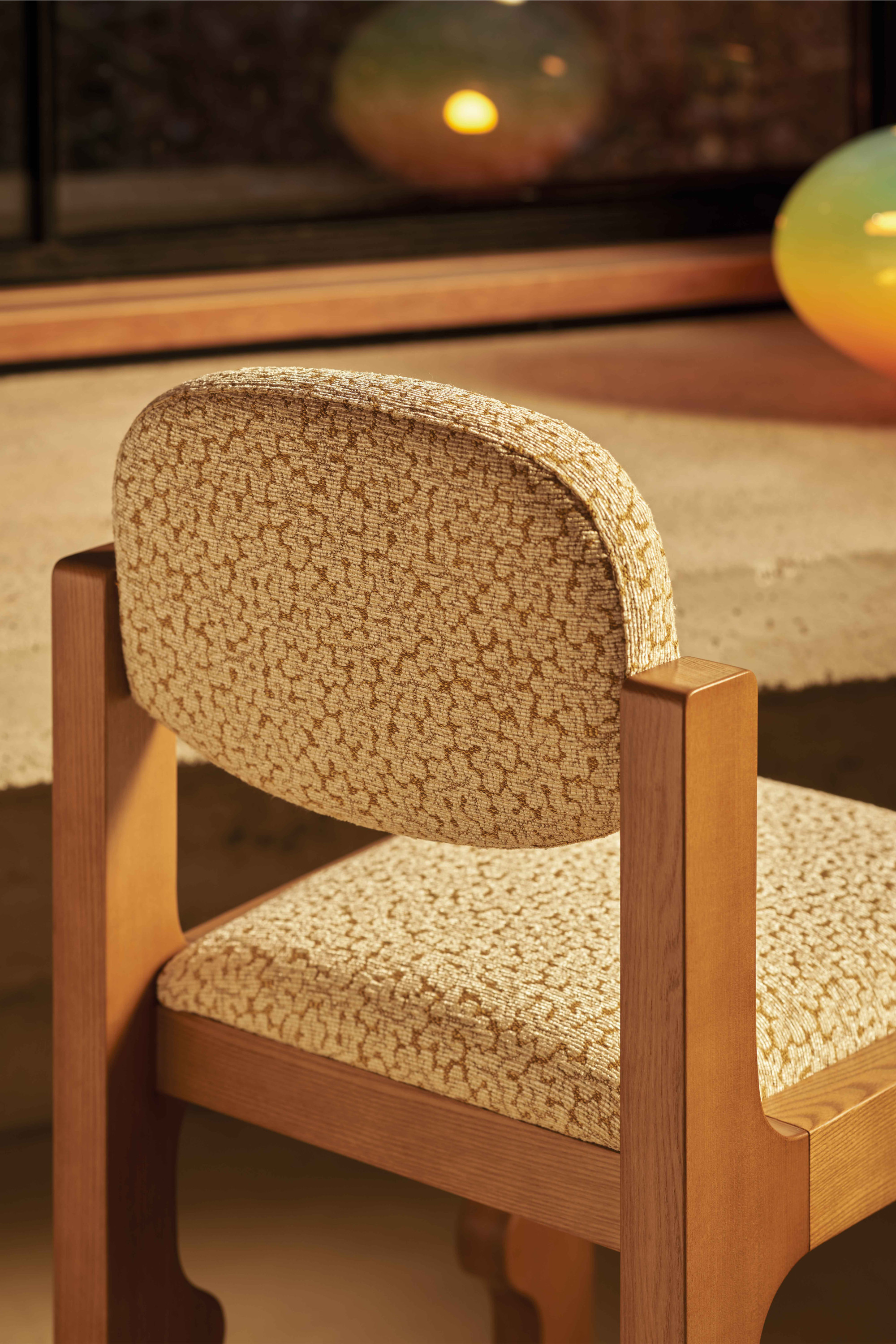 Chaise "Gamma" - Modern Metier x Léa Zeroil tissu CORAUX 3237 col. ocre, lampe "Haumea" - Modern Metier.