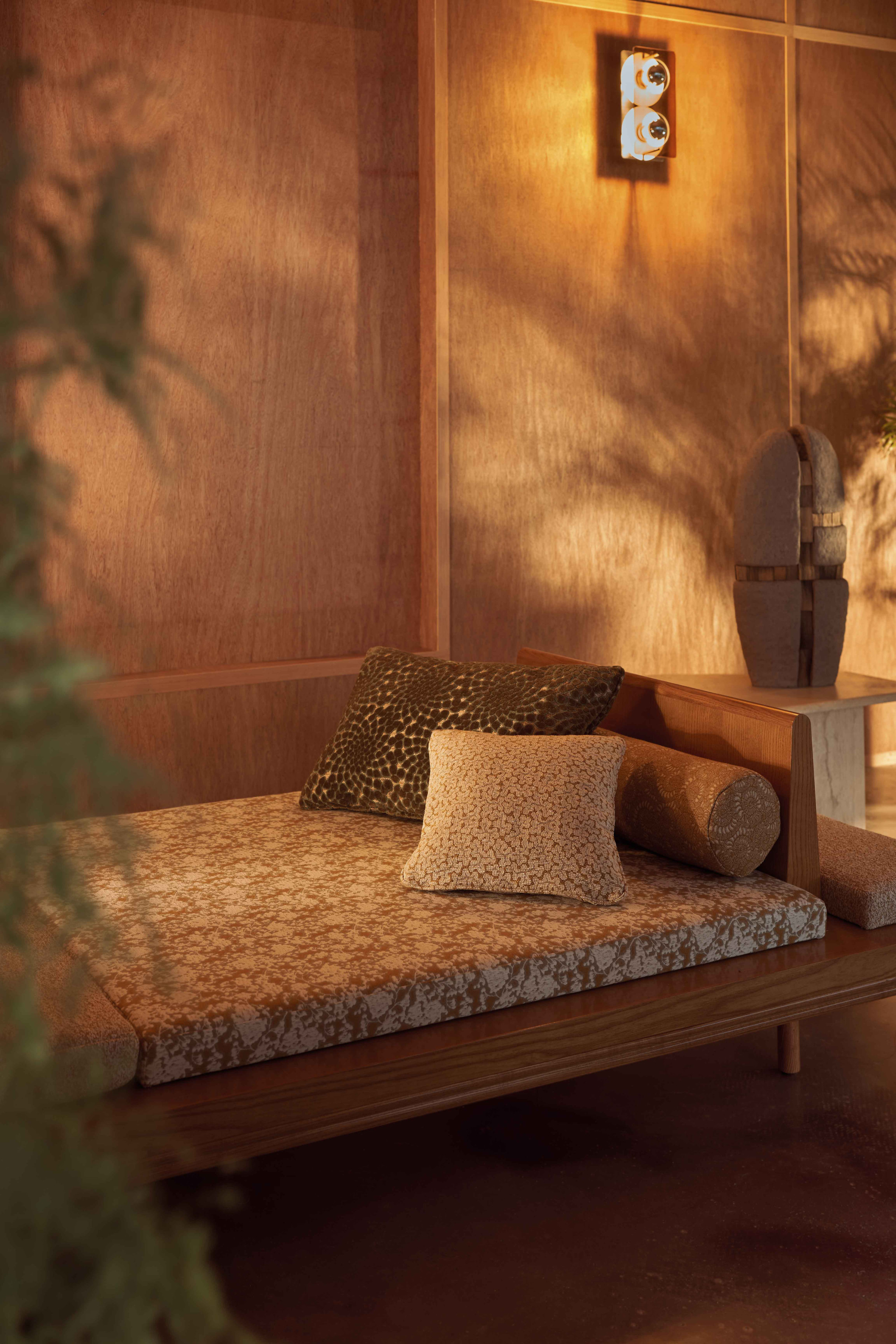 Daybed Place des Victoires. Lelièvre Paris, coussins tissus PHÉNOMÈNE 3236 col. Mordoré, NÉNUPHAR 3238 col. Kaki, CORAUX 3237 col. Ocre, AMMONITE 3233 col. Ocre. Vase « Motanka » - Andriy et Olesya Voznicki - Galerie Sana Moreau.