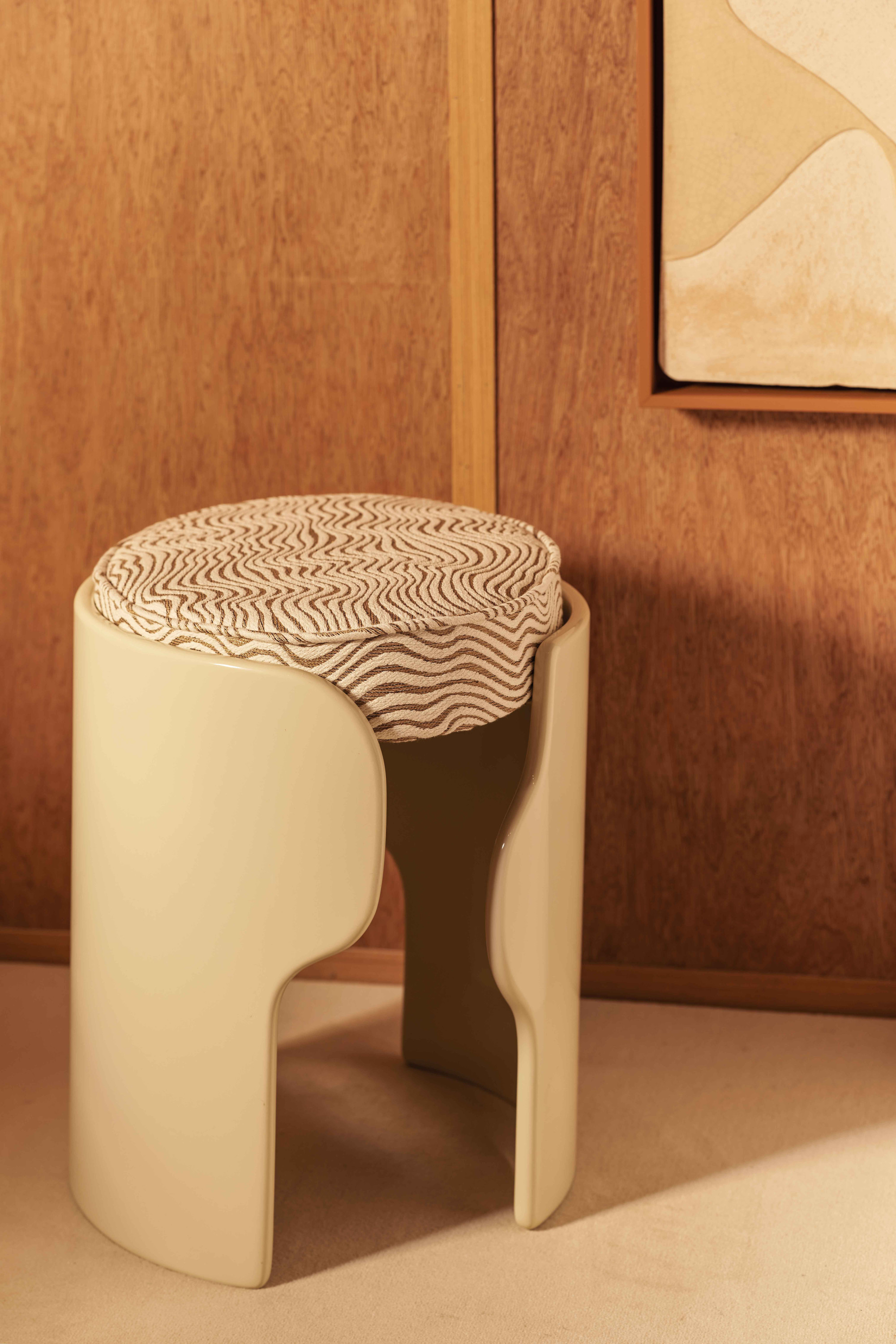 Tabouret "Primo" -  Léa Zeroil, tissu LAGUNE 3235 col. Naturel, et tableau en céramique - Corinne Jean.