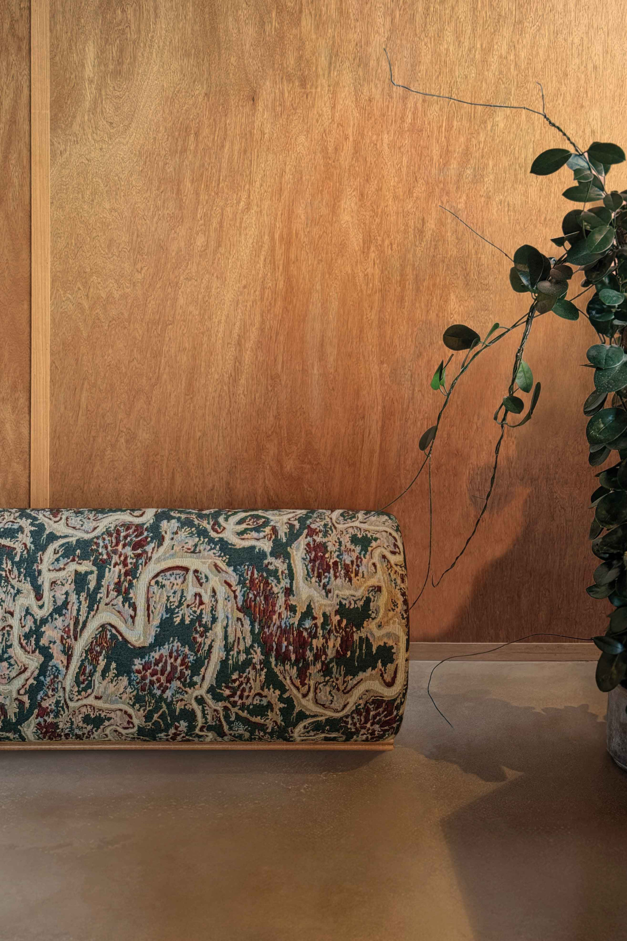 Banc Galerie Vivienne | Lelièvre Paris tissu TERRA 3232 col. Printemps.