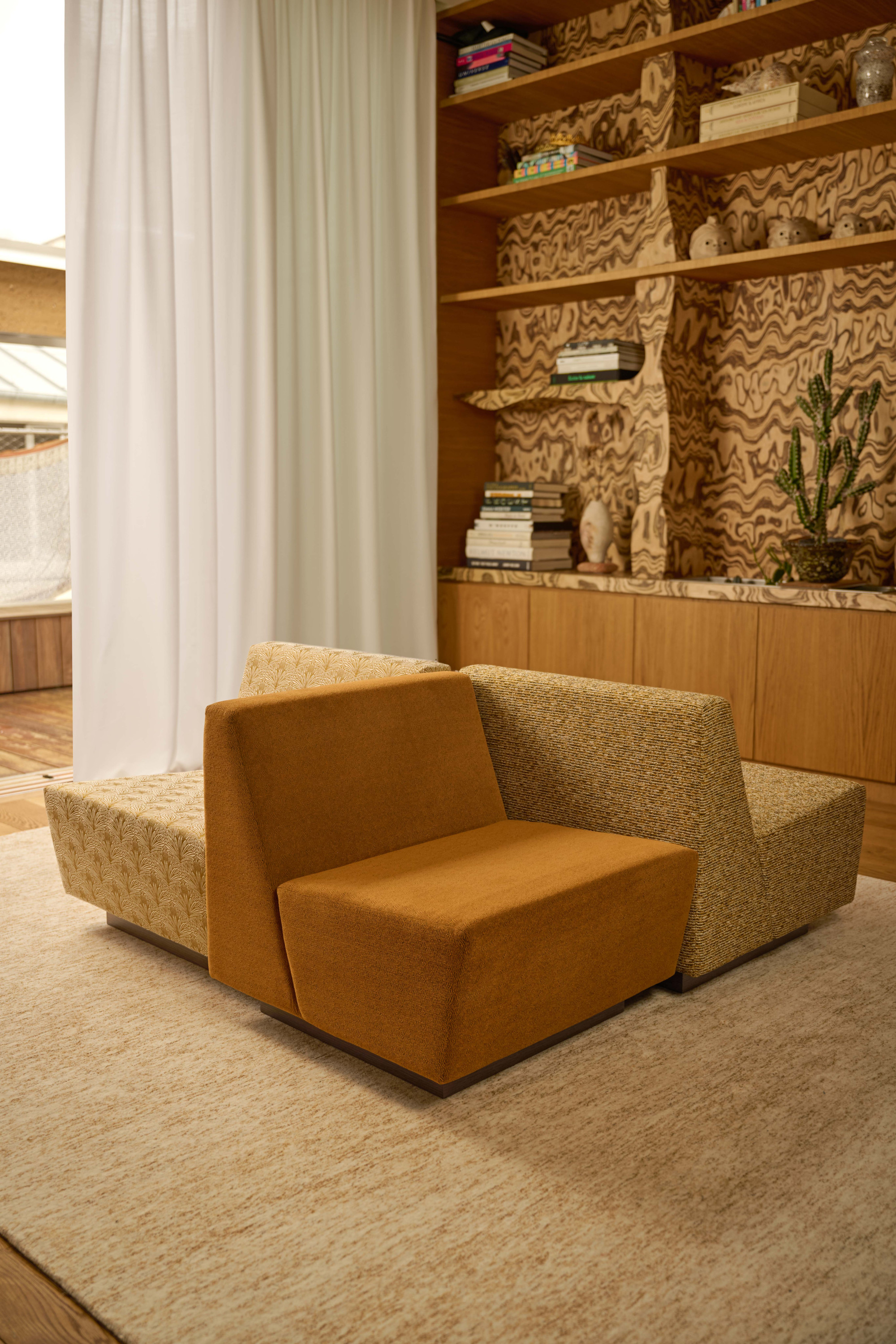 Rideau 3245-02 SUMAC col. Écru, Fauteuils Duvivier Canapés 3247-02 DATTIER col. Mordoré, 3242-03 SUKKARI col. Curry, 3249-11 SORGHO col. Curcuma, Tapis 6608-01 HAMADA col. Calcaire.