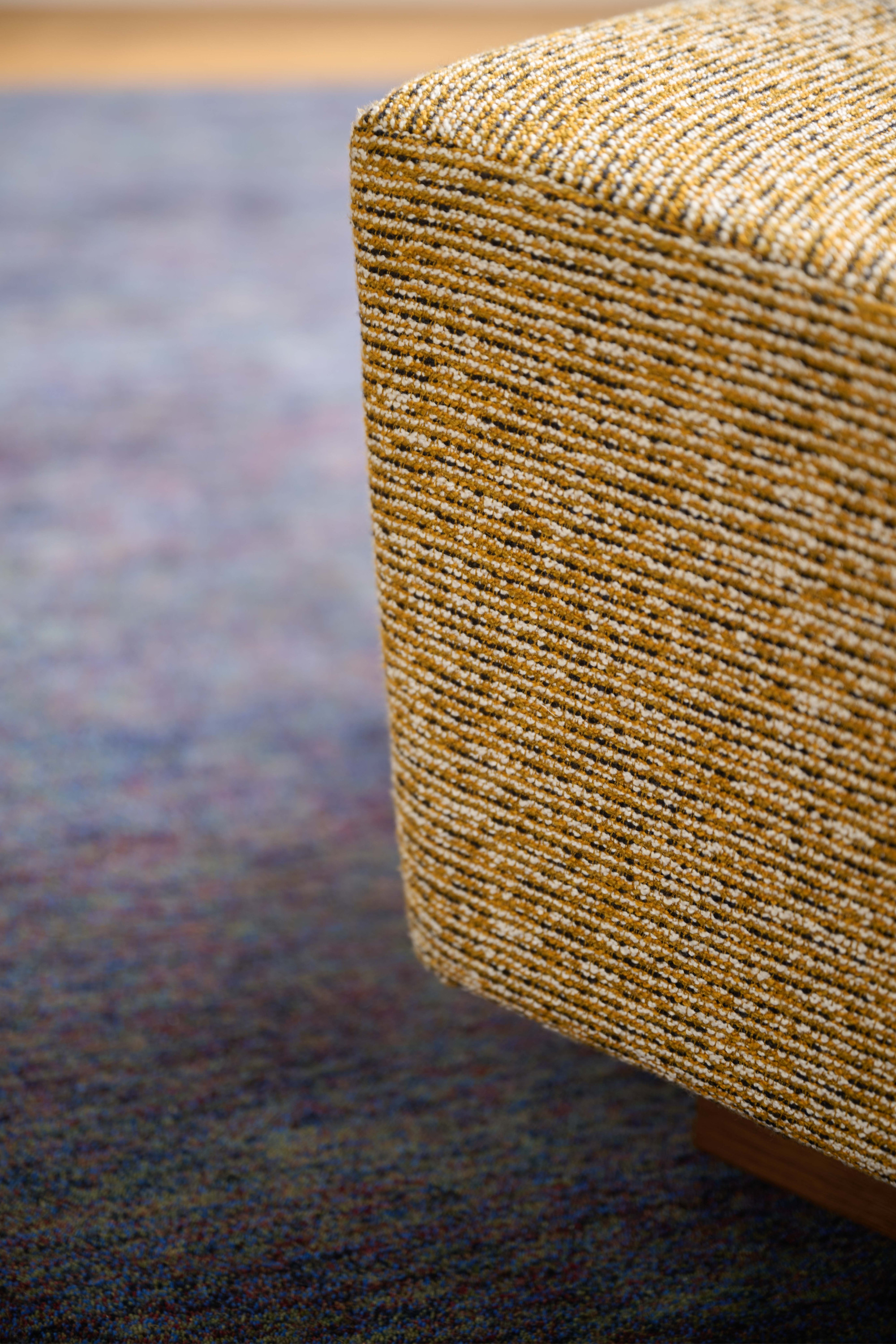 Fauteuil Duvivier Canapés 3249-11 SORGHO col. Curcuma, Tapis 6608-02 HAMADA col. Basalte.